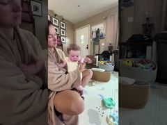 【A】Cleanote Kochsalz-Nasenspray ist einfach anzuwenden, mit einer um 360° verstellbaren Düse für Babys.